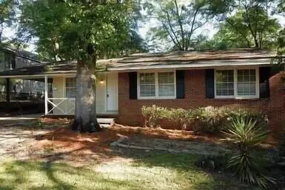 Image de 3 bed 1. 5 bath Central location 11 min to base.