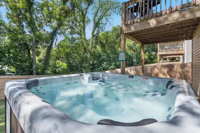 Image de New Hot Tub- Jim Owen's Cabin