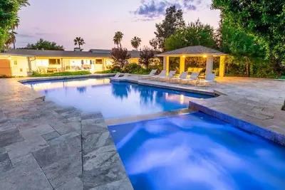Phoenician Villa - Lush Backyard, Spacious Pool/Spa, Soccer, and a Firepit!