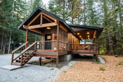 \"Lake House\"  tiny cabin near Lake Wenatchee with Hot Tub