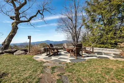 Image de Gorgeous mountain home with breathtaking sunsets, fire pit and water fall nearby