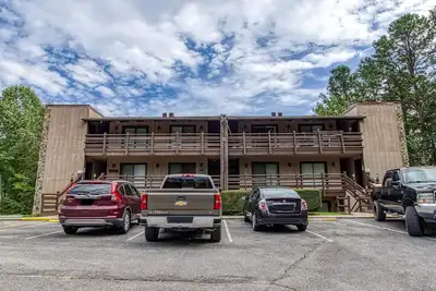 Image de An out of the way condo hidden in mountain nature.