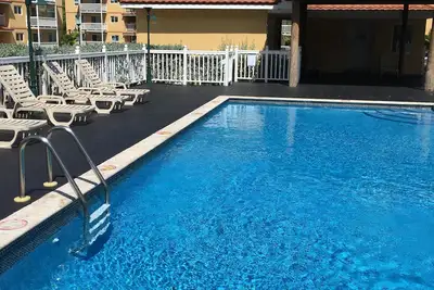 Image de Beautiful gated spacious condo 5 minute walk to beach, restaurants and Hip Strip