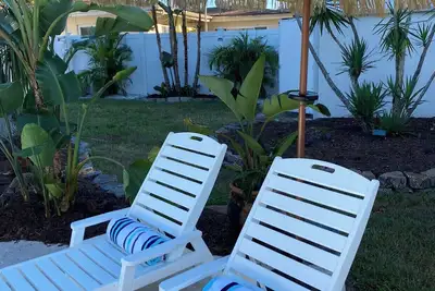 Image de Tropical Backyard Heated Pool House Close to Beach