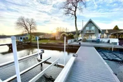 Image de Lakefront Level Lot Home with a Private Deck/Dock w/ 2 Kayaks & Paddle Boards
