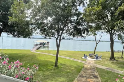Image de Waterfront Lakehouse in gated community