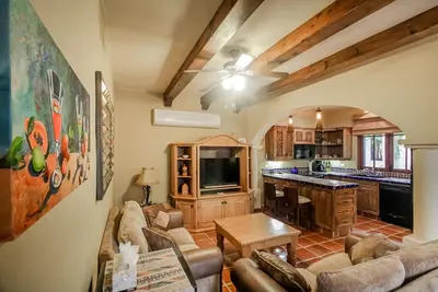 Image de Adorable Dog-Friendly Home w/ a Rooftop Patio, Outdoor Kitchen, & Free WiFi