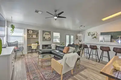 Image de Stylish Bakersfield Getaway with Pool Table!