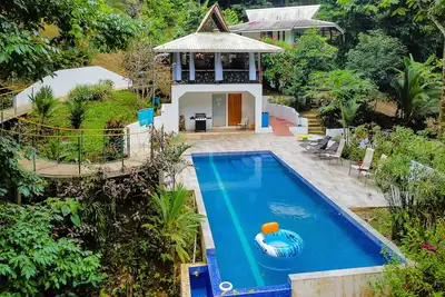 Image de Private Off Grid Jungle Escape W/ Natural Pools, Scenic Trails, & Private Deck