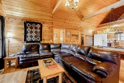 Image de Cozy Cabin w/Large Deck, Free Attraction Tickets, & Private Hot Tub