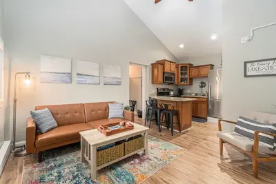 Stylish, ground-floor getaway between Saugatuck & Douglas, walk to it all!