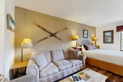 Image de Lovely studio with full kitchen, private balcony, pool/hot tub, & fast WiFi