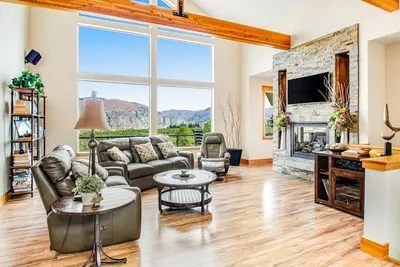 Image de Stunning dog-friendly home with lovely patio/balcony & sunroom