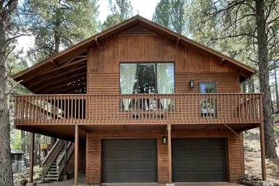 Image de Ponderosa Moon - Cabin in the pines. Spacious home w/ Game room & Ev Charger