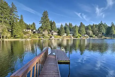 Image de 'The Peacock House' - Waterfront Home w/ Hot Tub!