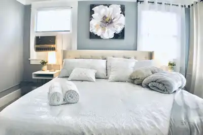 Image de Cal King Bed/Sleeps 4/Furnished Private Apt/In-Unit Washer Dryer/Smart 55\" Hdtv