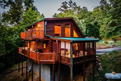 Image de Beautiful cabin! Book now! 2 master suites - Sleeps 6 - Hot Tub