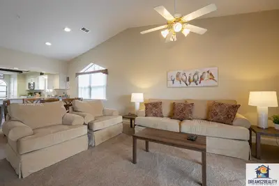 Image de 2 Br Penthouse Condo Near the Strip ~ 2 Pools ~ Free Tickets Included! (Fhe-17)