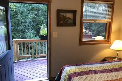 Image de Cozy 2 bedrm apart with full kitchen surrounded by woods 25 mins from Milwaukee