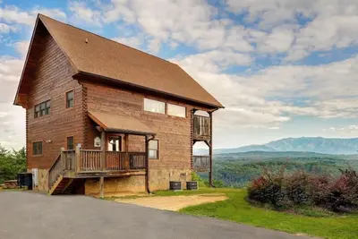 Image de A Walk In The Clouds. View the sun rise and set from any spot on both deck! ! !