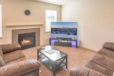 Image de 30+ day rental in Bend w/ private hot tub ~ Fireplace! Close to  Old Mill!