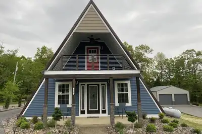 Image de A-Frame of Mind is a perfect cozy getaway in a lakeside community!