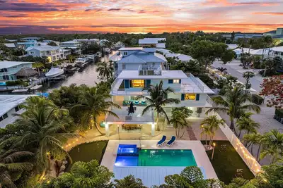 Image de Waterfront Home in Islamorada with outdoor kitchen, pool, spa, boat dockage