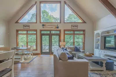 Image de Sunrise Retreat - Luxury Lakefront Retreat - Hot Tub, Outdoor Fireplace