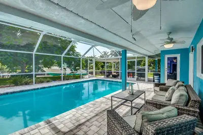 Image de Exceptional waterfront Villa w. heated pool, kayaks, boat lift, fishing poles