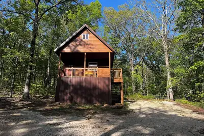 Image de Cowboy Cabin is a quiet place to camp in the woods with the amenities of home.