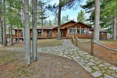 Image de 4 bedroom, 3. 5 bath Lake Home on Middle Eau Claire Lake with barrel sauna