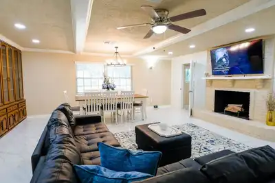 Image de 4Bdrm 2Bath 6Beds ❤ North Houston! Great House! !