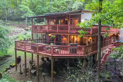 Image de Peaceful Mountain Cabin Chalet & Wonderful Outdoor Living Space and Sports bar.