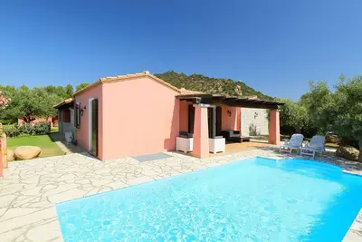 Belle maison de vacances privée avec Wifi, piscine privée, Tv, terrasse, animaux admis, parking