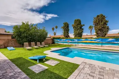 Scottsdale Tropic- Large Pool, Fire Pit, Hot tub, Bocce, child & pet friendly