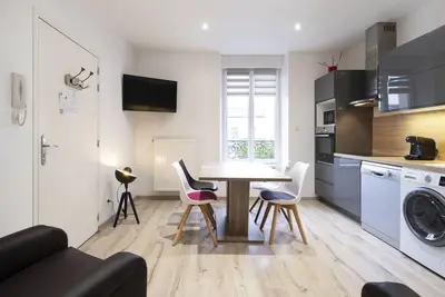 Image de Jean Reno: Appartement rez de chaussé dans une maison charmante (avec parking)