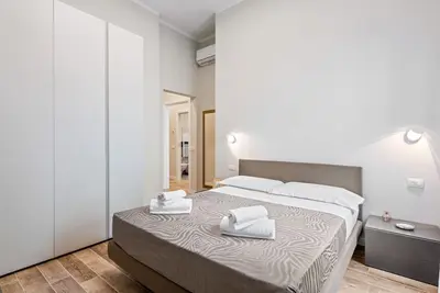 Image de Comfortable 40 sqm apartment that can accommodate up to 4 people. Located on the ground floor (steps to access) of a building in Maragliano / Redi district, a lively neighborhood well connected to the historic center by public transportation, the apartme
