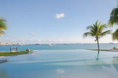 Image de 2 bedroom 2. 5 Bath Luxury Penthouse on Simpson Bay Beach!
