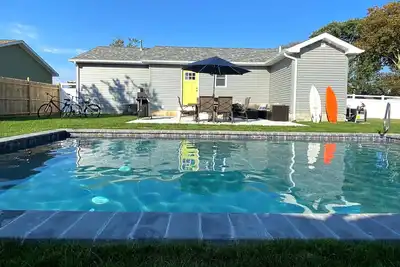 Image de Private Saltwater Pool + Spacious Yard. King Suite and Linens & Towels Included!