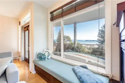 Image de Luxury 2 bedroom condo next to Rathtrevor Park, amazing ocean views.