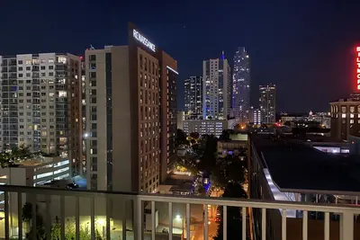 Image de lovely 1 bedroom condo with a nice view of the city