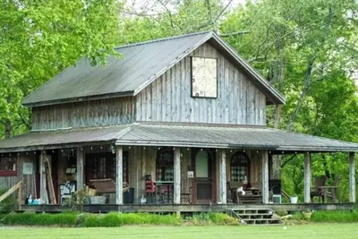 Image de Saunders Cabin Wifi. Creek w/fire pit, cornhole, ax board, horseshoes. big field