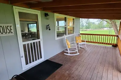 Image de Adorable 2 Bedroom remodeled Bunkhouse ( Sleeps 5 )