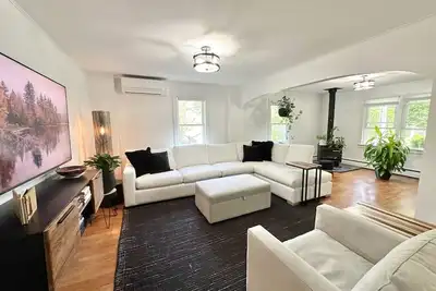 Image de Upscale 4br Cottage • Walk to Middlebury College & Town • Hot Tub • Pet-Friendly