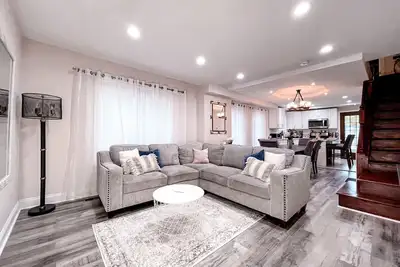Image de Cheerful & Modern Home w/ a Walkout Deck Area
