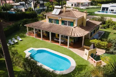 Image de Villa Aroeira Golf pour les familles, avec piscine, jardin, climatisation et Wi-Fi.