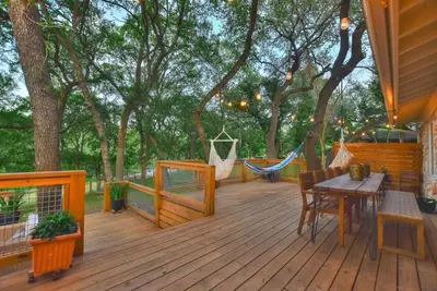 Image de `Serenity On The San Gabriel` Pet-Friendly! Riverfront! Kayaks! Bikes!