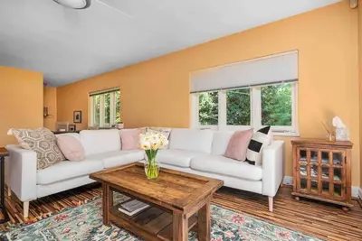 Image de Quiet home with large yard, close to Navy Bridge.