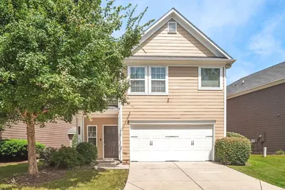 Image de Calming Grey Townhouse with Jacuzzi Bathtub