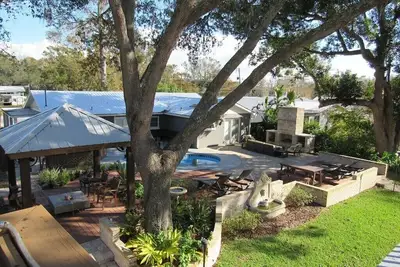 Image de Beautiful Oasis on the Creek with Pool; 2 houses and backyard paradise
